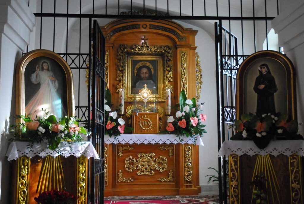 Nawa adoracji w kościele parafialnym w Tymbarku